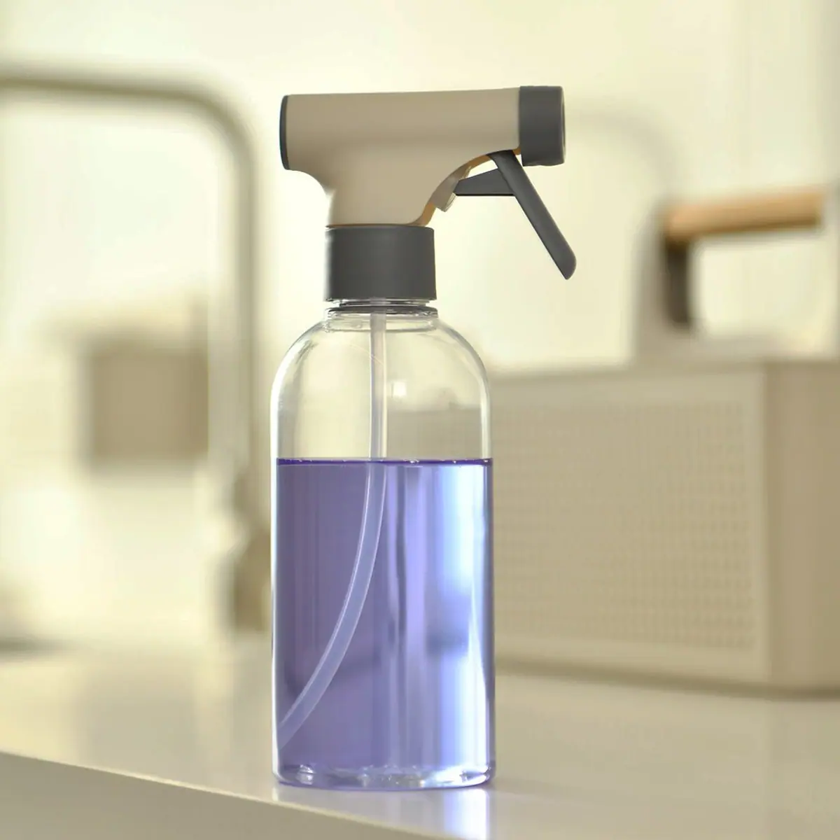 Borrifador Flow 350ml bege na bancada da cozinha