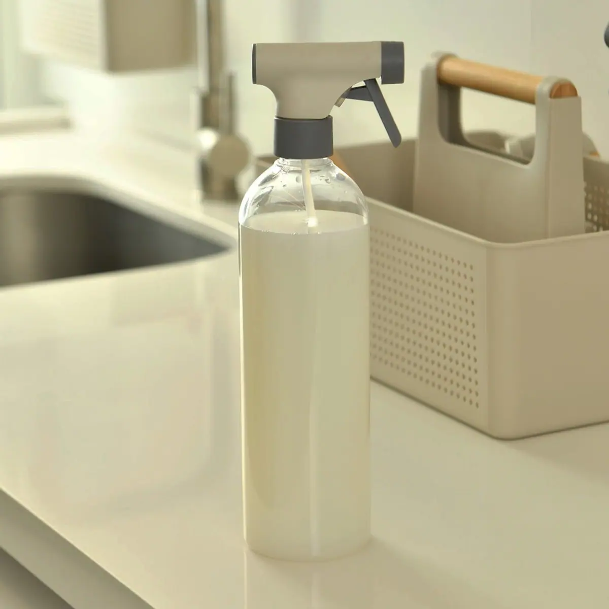 Borrifador Flow 750ml bege na bancada da cozinha